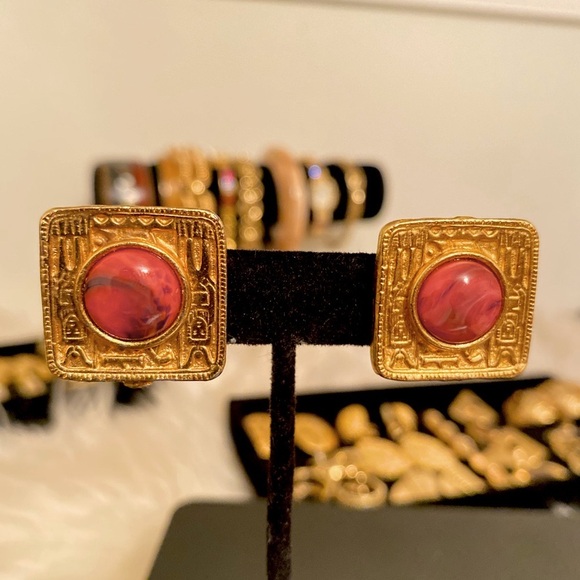 Vintage Unsigned Les Bernard Egyptian Revival Clip-on Earrings - Picture 1 of 3